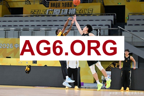 Lowe批东契奇频繁抱怨判罚：每回合都在要哨，已经失控